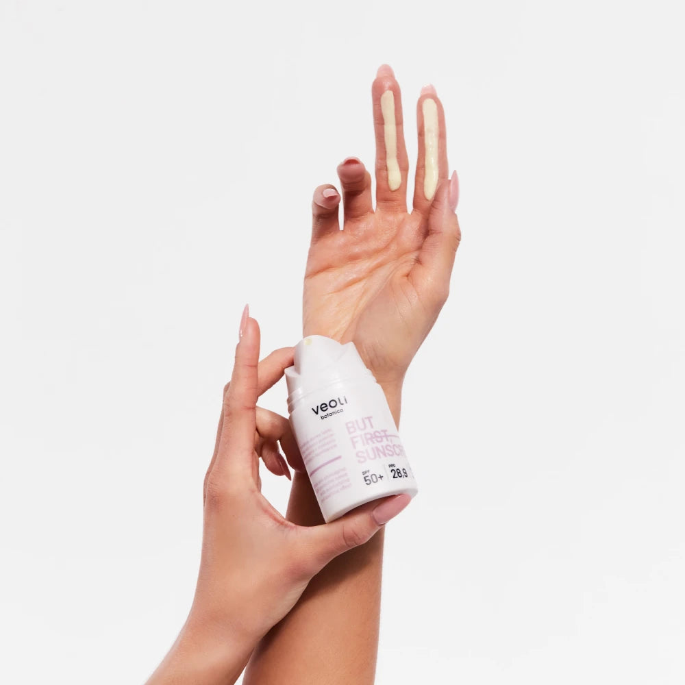BUT FIRST, SUNSCREEN  Breiðbandslétt verndarkrem gegn ljósöldrun með rakagefandi og róandi áhrif SPF 50+, UVA, UVB, PA++++, HEV/IR